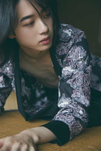 KADOKAWA公式ショップ】世古口凌 1st写真集 戀紫: 本｜カドカワストア 